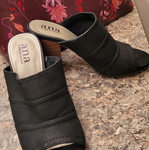 Black heels - Picture 2 of 4